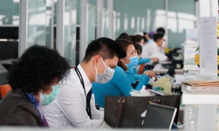 Hành khách, nhân viên đeo khẩu trang kín mít ở sân bay Nội Bài