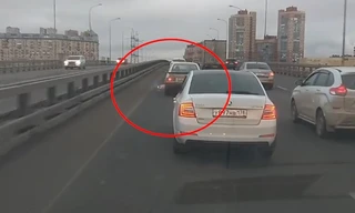 Tài xế bất ngờ mở cửa ném lựu đạn giữa cầu