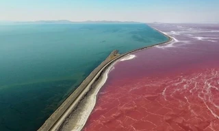 Hồ muối rộng nhất Tây bán cầu có 2 màu xanh và hồng