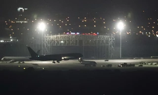 Rơi bộ phận hạ cánh, máy bay Canada vẫn đáp đất an toàn