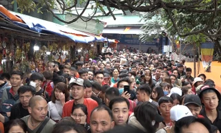 Xếp hàng hai tiếng vào lễ chùa Hương