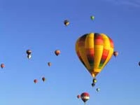 Khinh khí cầu bay được bằng cách nào?