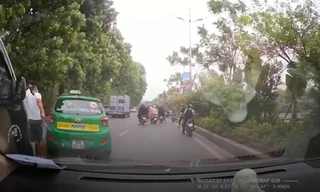 Tài xế xe tải vác dao dọa tài xế taxi sau va chạm