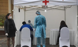 Dân Hà Nội xếp hàng dài chờ xét nghiệm nhanh Covid-19