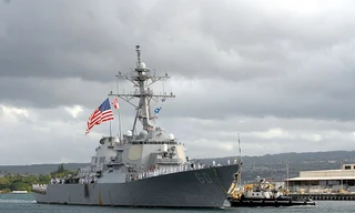 Hải quân Mỹ diễn tập bắn đạn thật trên tàu khu trục USS Paul Hamilton