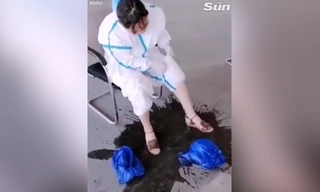 Xúc động hình ảnh mồ hôi ào ra sàn nhà khi nhân viên y tế cởi đồ bảo hộ