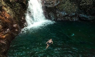 Giải nhiệt mùa hè ở con suối trong mát gần Hà Nội