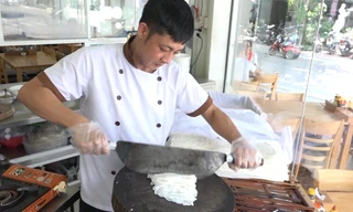 Làm bánh phở tại chỗ, bán 400 tô mỗi ngày