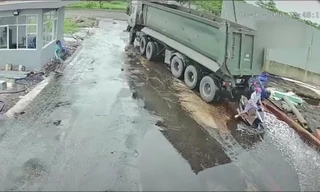 Lùi xe không quan sát, tài xế xe ben suýt đoạt mạng 2 người