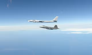 Tiêm kích Mỹ chặn 4 trinh sát cơ săn ngầm Tu-142 của Nga gần Alaska
