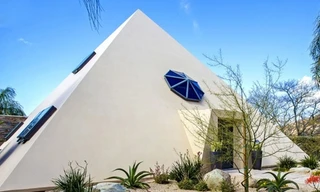 Căn biệt thự triệu USD hình kim tự tháp độc đáo