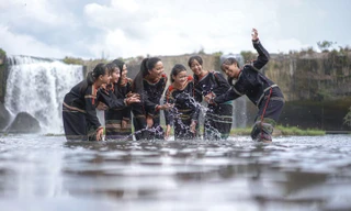 Hoa hậu H’Hen Niê cover 'Vũ điệu rửa tay' cùng các cô gái dân tộc Êđê