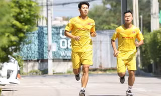 Ông Park bắt hai cầu thủ chấn thương chạy giữa trưa nắng