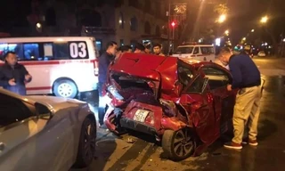 Mazda3 tông Kia Morning dừng chờ đèn đỏ, một người gãy chân