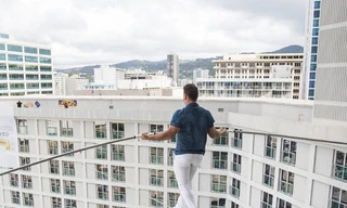 Người đàn ông mạo hiểm đi trên dây nối 2 khách sạn cao tầng