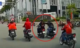 Đôi nam nữ bị giật điện thoại giữa ngã tư