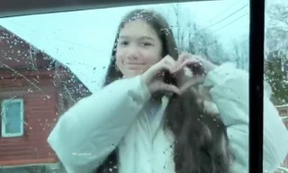 Yến Xuân lưu luyến tạm biệt gia đình Văn Lâm ở Nga