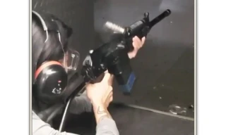 Cảnh quay chậm lúc đạn nổ lóe lửa đầu nòng, ca-tút văng khỏi súng