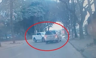 Người phụ nữ tập lái ô tô đâm vào xe khác trên đường