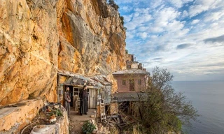 Kỳ lạ núi thiêng cấm phụ nữ đặt chân tới