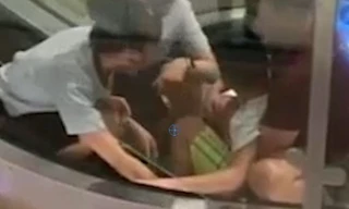 Cậu bé bị kẹt chân vào thang cuốn của trung tâm thương mại