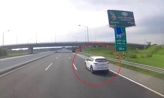 Ô tô đi lùi trên cao tốc Hà Nội - Hải Phòng