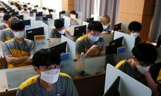 Người dân Trung Quốc trở lại làm việc giữa đại dịch corona