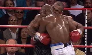 Đằng sau cú cắn lịch sử của Mike Tyson