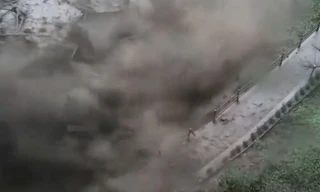 Thót tim 1 người thoát khỏi lở đất ập xuống trong tích tắc