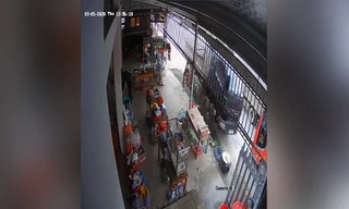 Xe tải tông sập cổng nhà dân vì tránh xe khách đi ẩu