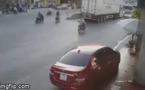 Người đi xe máy qua đường bị ô tô khách đâm nguy kịch