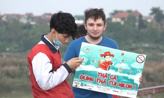 Khách Tây giúp thả cá, dọn rác