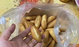 Chân dung món bánh mì mini nóng hổi đang gây bão cộng đồng teen Sài Gòn