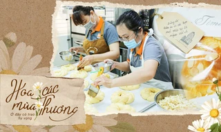 Người trẻ Sài Gòn tiếp lửa trong cuộc chiến chống dịch COVID-19 với món quà hương hoa cúc