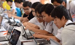 Thi tốt nghiệp THPT trên máy tính: Học sinh và giáo viên còn dè chừng vì nhiều lí do