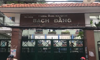 Sáng 27/5, học sinh THCS Bạch Đằng được ra về bằng cổng giữ xe thay vì đi cổng chính