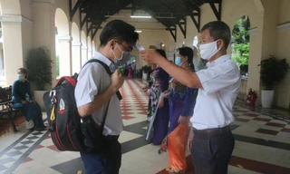 Toàn cảnh điểm thi môn Văn kì thi tốt nghiệp THPT 2020: Thí sinh đổ mồ hôi vì nóng