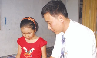 Bé gái 11 tuổi xin học THPT