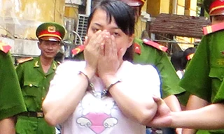 Nữ tiếp viên rạch mặt sếp vì bị lấy tiền bo