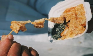 Sài Gòn hẻm: Bánh bò nướng chấm sốt hay bánh nếp đậu phộng, bạn mê bánh nào?