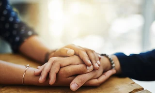 “Con ơi, Tết này ở lại đừng về. Dù ở đâu, gia đình mình bình an là thấy Tết!”