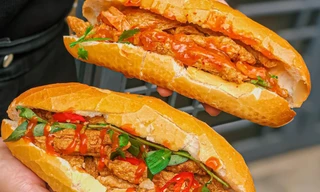 Giờ ăn đến rồi: Bánh mì chả cá giòn thơm hay bò né sốt phô mai kéo sợi?