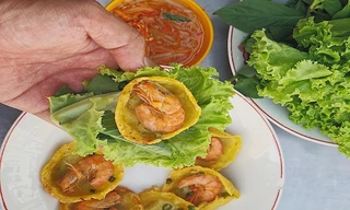 Dọc đường ăn dặm: Xôi nếp than và bánh khọt giá dưới 15K, hương vị ngon miễn chê