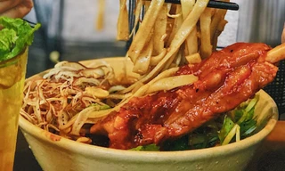 Hẹn hò Sài Gòn: Măm măm sườn cây siêu to khổng lồ và phá lấu ngon nhất Quận 1