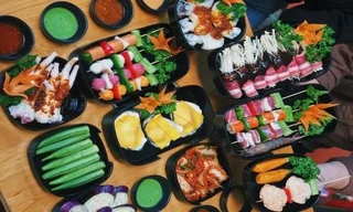 TP.HCM: “Phá đảo” tiệm xiên que đồng giá 8K và nhà phô-mai béo thơm trên từng cây số