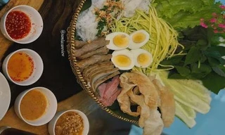 Bữa xế Sài Gòn: Hủ tiếu và mì vịt tiềm chay hay nem nướng Nha Trang chính hiệu?