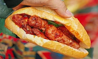 Thực đơn “chống gầy” lý tưởng: Cơm gà xối mỡ và bánh mì nem nướng ngon lịm tim