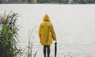 Nếu một ngày bị cả thế giới quay lưng, em sẽ làm gì để sinh tồn trong “tâm bão“?