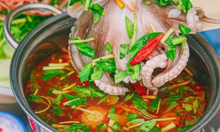 Xì xụp bên nồi lẩu mực khổng lồ cay cay hay lẩu hải sản chua ngọt ngon nức nở?