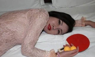 Can lộ lộ lại tạo dáng phản cảm với vợt bóng bàn